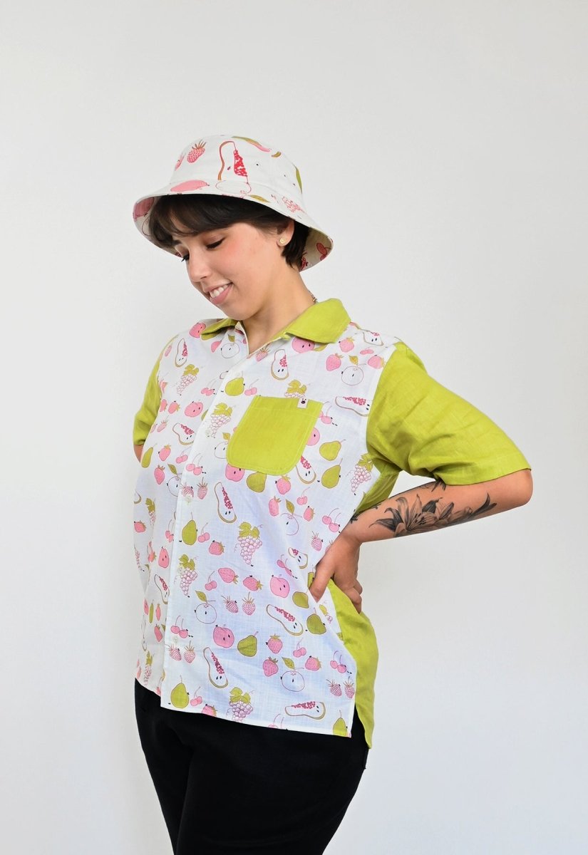 Camisa de vacaciones con botones "All Over Fruit"