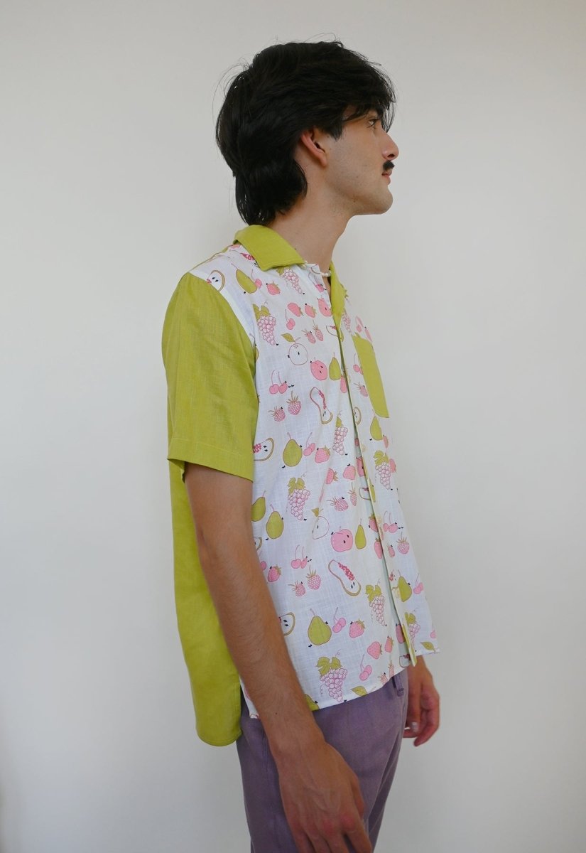 Camisa de vacaciones con botones "All Over Fruit"