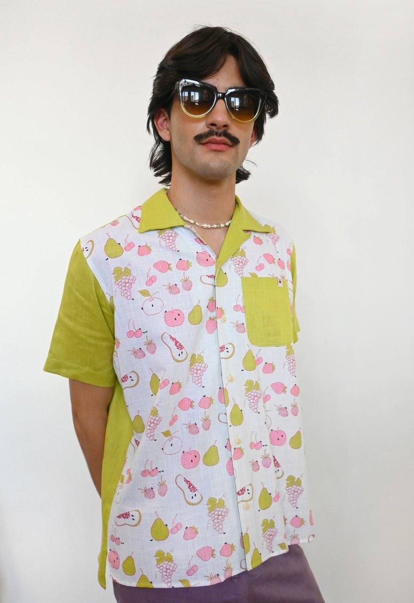 Camisa de vacaciones con botones "All Over Fruit"